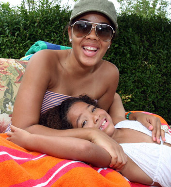 Pastry Shoes designer Angela Simmons with her cousin Ming Lee in 2007